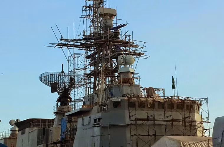 Cho tới thời điểm hiện tại, ít nhất một chiếc tàu hộ vệ Type 025T đã được nâng cấp thành công với việc trang bị radar giám sát mạng pha Sea Giraffe AMD 3D của Thụy Điển, radar trinh sát tầm xa LW08 của Thales Pháp, radar định vị AN/SPS-64 của Mỹ, hệ thống quản lý chiến đấu Saab 9LV Mk4... Về hỏa lực, nâng cấp đáng kể nhất chính là việc trang bị hệ thống tên lửa phòng không RIM-162 ESSM.