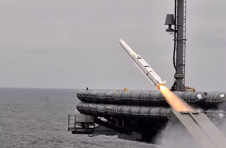 Tên lửa được trang bị đầu tự dẫn radar chủ động pha cuối (đòi hỏi tàu chiến phải chiếu xạ liên tục vào mục tiêu để radar tên lửa thu sóng hướng vào mục tiêu), hệ thống truyền dẫn dữ liệu tàu - tên lửa liên tục cập nhật trong hành trình bay.