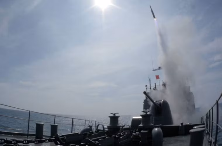 Tên lửa phòng không RIM-162 ESSM được hãng Raytheon (Mỹ) phát triển từ cuối những năm 1990 cho nhiệm vụ chống tên lửa chống hạm siêu âm cơ động cao. Tất nhiên, bên cạnh đó nó thừa khả năng bắn hạ các loại máy bay tiêm kích, cường kích của đối phương.