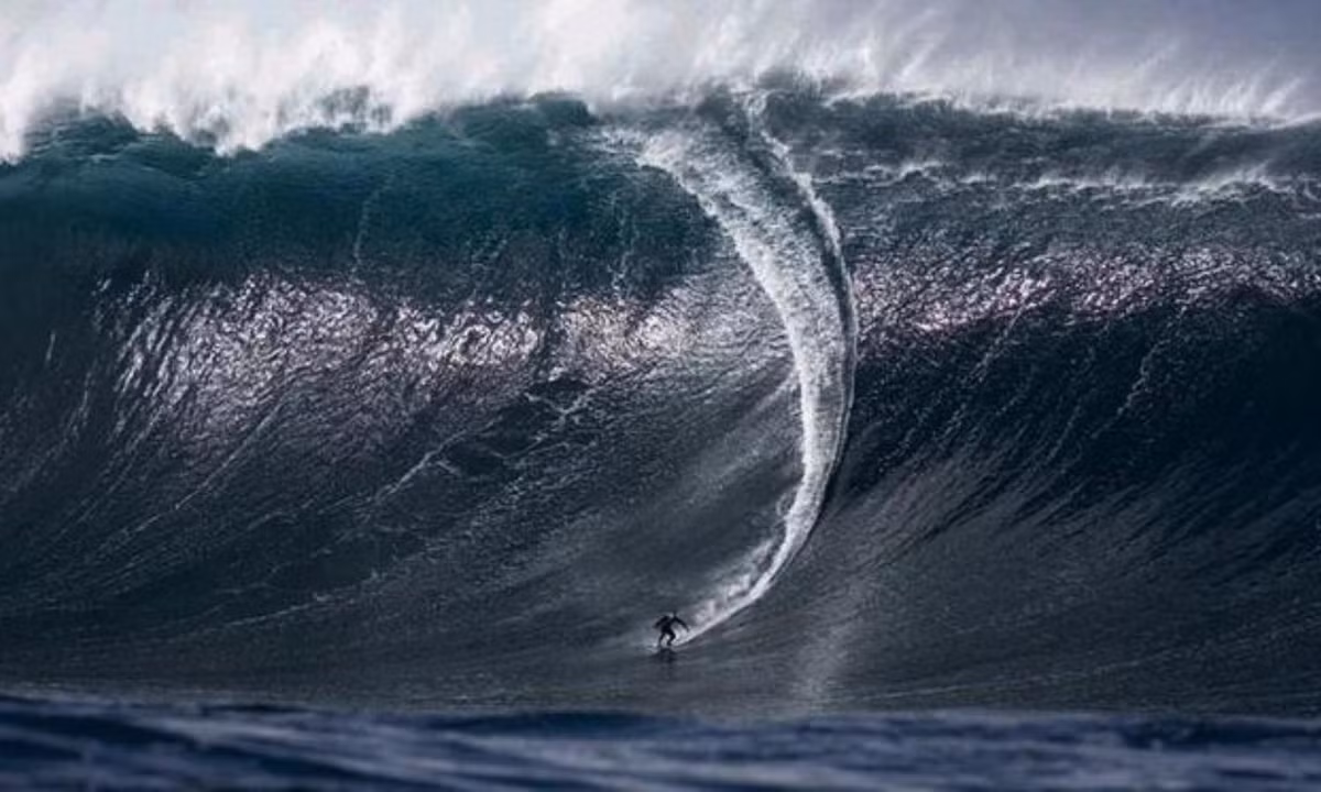 2. Ngọn sóng "quái vật" cao nhất thế giới: xô đổ kỷ lục của ngọn sóng cao nhất hành tinh - 19m - từng được đo bằng phao ở Bắc Đại Tây Dương. Đây là ngọn sóng "quái vật" cao 29m được một chiếc thuyền ghi lại năm 2002 cũng ở Bắc Đại Tây Dương.