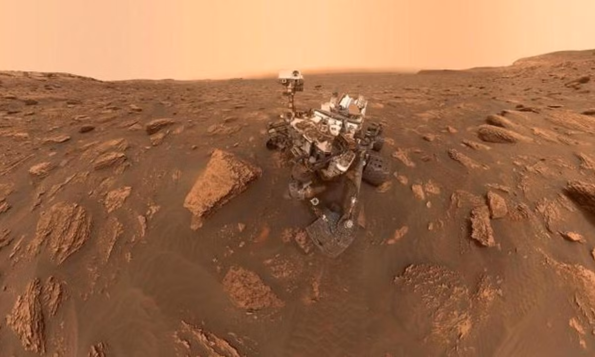 Laurie Leshin, Giám đốc Phòng thí nghiệm Sức đẩy Phản lực tại NASA cho biết: "Trong phần lớn sự nghiệp của mình, tôi đã nghiên cứu khả năng sinh sống và địa chất của sao Hỏa, tôi hiểu rằng việc mang mẫu vật trở về Trái Đất có giá trị khoa học to lớn. Chúng tôi sẽ học được rất nhiều điều". Ảnh: Dân trí. Mời quý độc giả xem video: Nasa chuẩn bị công bố bằng chứng sự sống trên Sao hỏa. Nguồn: VTC14. 