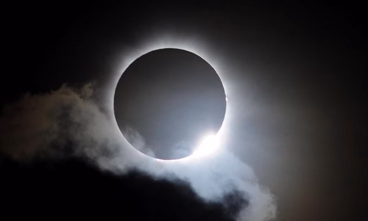 3. Trung Quốc thời cổ đại đã có những ghi chép đầu tiên về nhật thực: những bản ghi này được khắc trên các mảnh xương từ khoảng năm 1050 TCN.