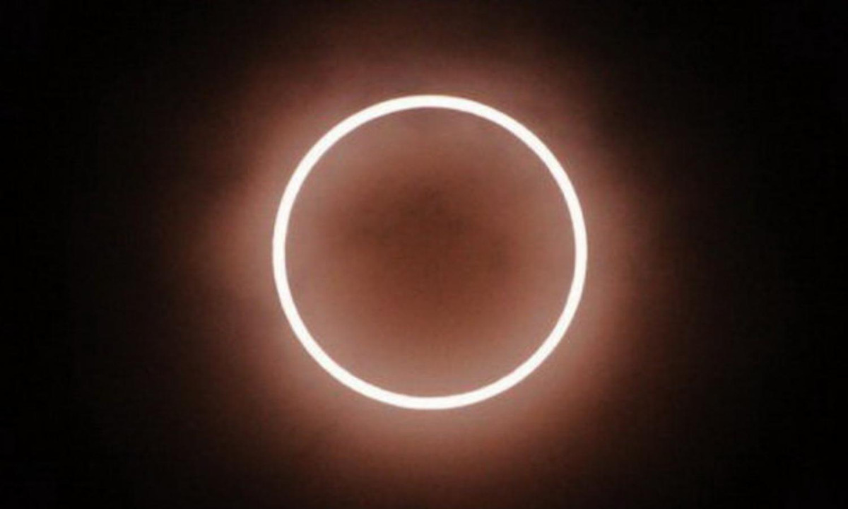 Nhật thực hình khuyên là khi Mặt trăng và Mặt trời thẳng hàng, nhưng mặt trăng ở xa Trái đất hơn hoặc Trái đất ở gần Mặt trời hơn.