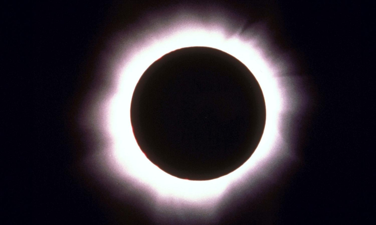 Nhật thực toàn phần là khi mặt trăng che khuất hoàn toàn mặt trời.