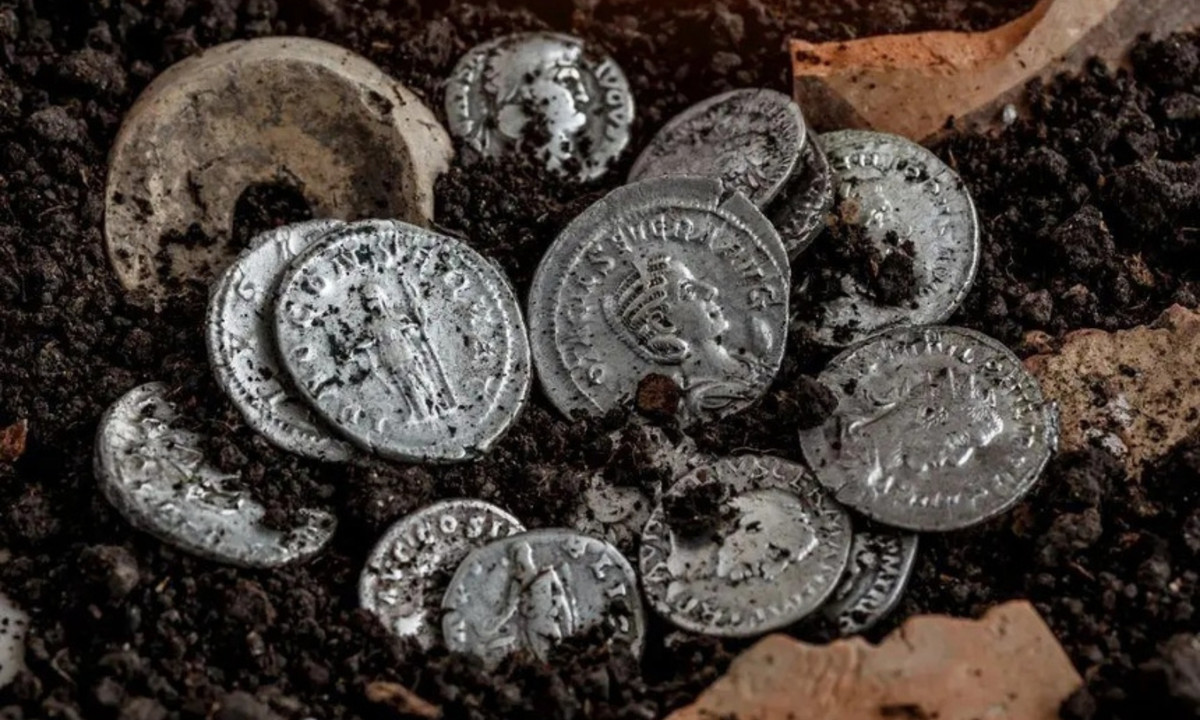 Kho tiền cổ thời La Mã (Đức): hơn 5.500 đồng xu bạc La Mã được phát hiện tại lòng sông cổ ở Ausburg, Đức. Theo các nhà khảo cổ học, những đồng xu này là denarii, có niên đại khoảng 1.800 năm. Nguồn gốc của những đồng xu vẫn còn là một bí ẩn. (Nguồn: The European Times)