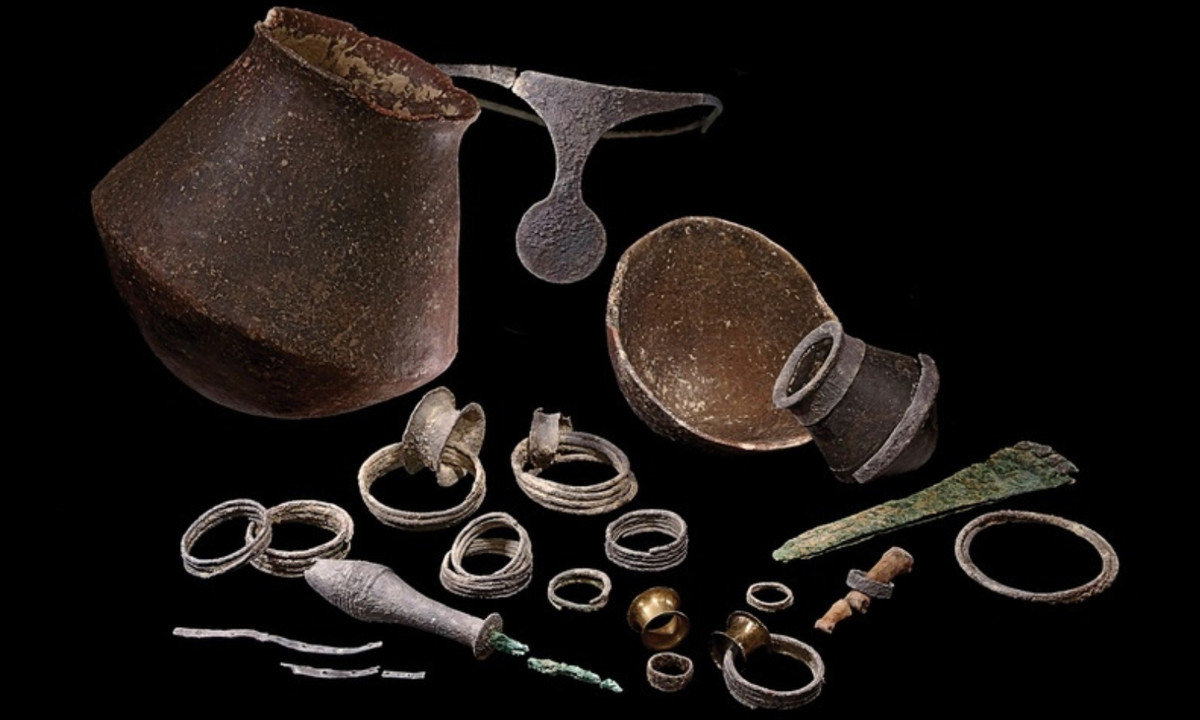 Trên hài cốt người phụ nữ, các nhà khảo cổ tìm thấy loạt trang sức bằng bạc như nhẫn, vòng tay, vương miện… Trong khi đó, người đàn ông chôn cất bên cạnh chỉ có khuyên tai vàng, nhẫn, một con dao găm bằng đồng. Theo các học giả, người phụ nữ này thuộc tầng lớp thống trị trong xã hội El Argar, vương miện trên đầu là biểu tượng của quyền lực. (Nguồn: CNN)