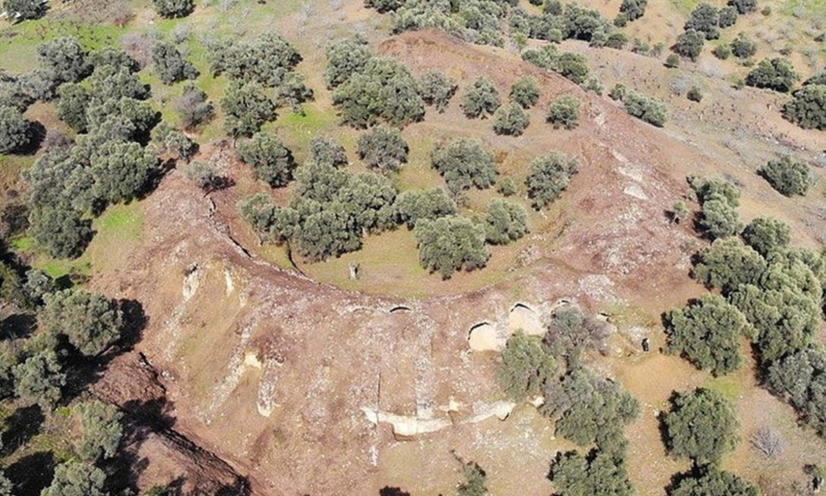 Đấu trường La Mã 1.800 tuổi ở Thổ Nhĩ Kỳ được tìm thấy vào năm 2020, trên sườn đồi Mastaura. Đây được cho là nơi tổ chức những trận giác đấu cũng như đọ sức với động vật hoang dã. Phần lớn đấu trường nằm dưới đất, khu vực trung tâm bị các loài cây dại che vùi. (Nguồn: Imperium Romanum)