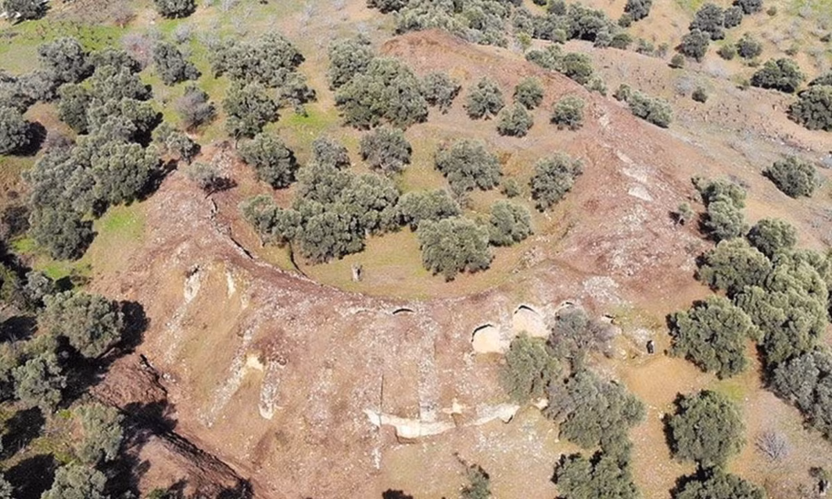 Đấu trường La Mã 1.800 tuổi ở Thổ Nhĩ Kỳ được tìm thấy vào năm 2020, trên sườn đồi Mastaura. Đây được cho là nơi tổ chức những trận giác đấu cũng như đọ sức với động vật hoang dã. Phần lớn đấu trường nằm dưới đất, khu vực trung tâm bị các loài cây dại che vùi. (Nguồn: Imperium Romanum)