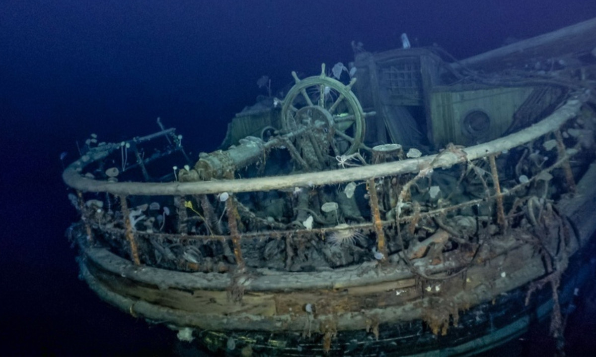 Xác tàu Endurance chở nhà thám hiểm nổi tiếng Ernest Shackleton ở Nam Cực. Vào năm 1915, con tàu Endurance bị mắc kẹt trên băng khiến Shackleton và đoàn 27 người bắt đầu hành trình phiêu lưu kéo dài một năm để trở về đất liền. Đến tận năm 2022, xác con tàu mới được tìm thấy dưới đáy biển Wedell, bởi nhóm nghiên cứu Bắc Cực. (Nguồn: Esquire)