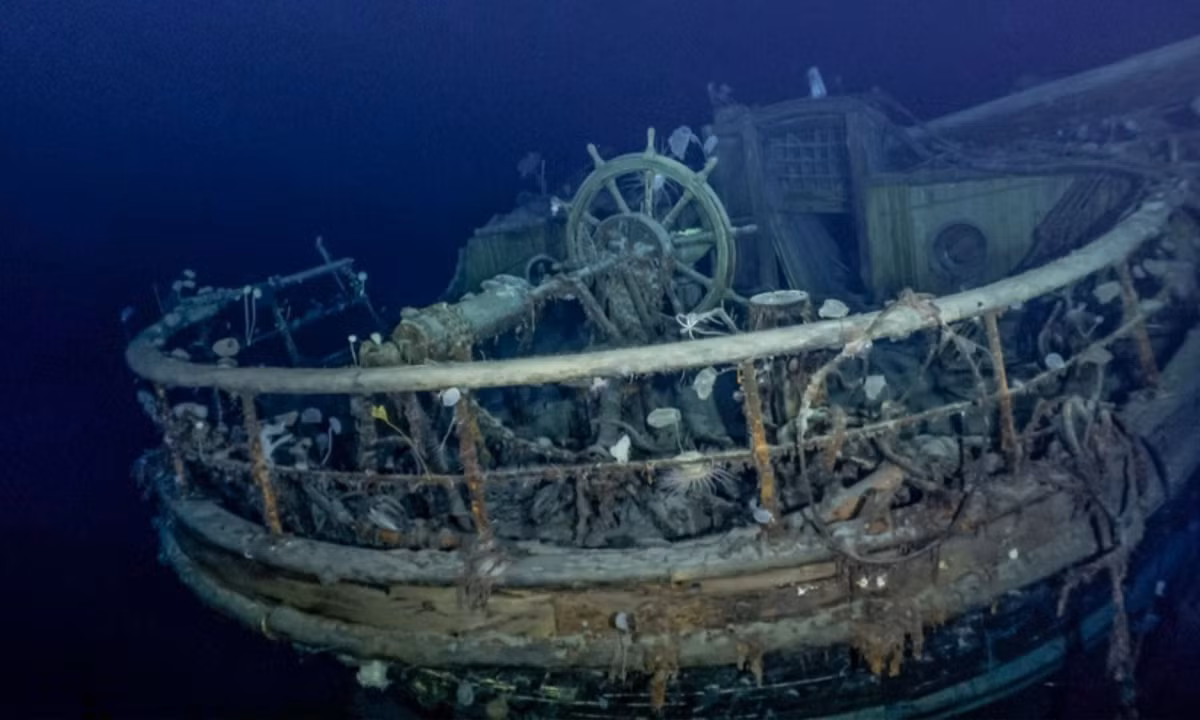 Xác tàu Endurance chở nhà thám hiểm nổi tiếng Ernest Shackleton ở Nam Cực. Vào năm 1915, con tàu Endurance bị mắc kẹt trên băng khiến Shackleton và đoàn 27 người bắt đầu hành trình phiêu lưu kéo dài một năm để trở về đất liền. Đến tận năm 2022, xác con tàu mới được tìm thấy dưới đáy biển Wedell, bởi nhóm nghiên cứu Bắc Cực. (Nguồn: Esquire)