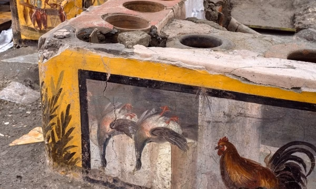 Nhà hàng cổ 2.000 năm ở Pompeii (Italy) được phát hiện vào năm 2019 với hiện trạng khá nguyên vẹn nhờ lớp tro bụi của núi lửa. Những bức bích họa trên quầy bar được cho là hình ảnh mô tả những món ăn mà khách hàng có thể gọi. Phát hiện này như minh chứng cho những món ăn phục vụ ở nhà hàng. (Nguồn: Le Sirenuse)