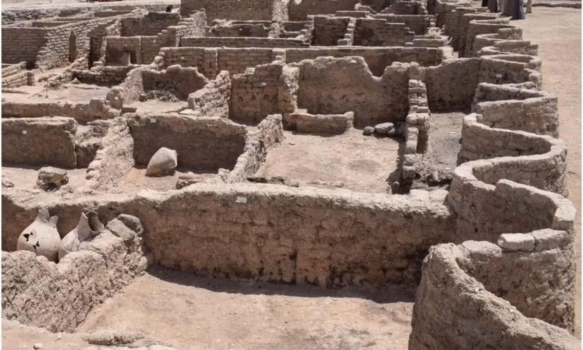 Thành phố 3.000 năm tuổi bị chôn vùi dưới cát (Ai Cập) được cho là "thành phố vàng mất tích". Khu khảo cổ này được tìm thấy gần Luxor, quê hương của Thung lũng các vị vua. Sau 7 tháng khai quật, một số khu vực lân cận đã được phát hiện, bao gồm một tiệm bánh hoàn chỉnh với lò nướng và đồ gốm lưu trữ, các khu hành chính và dân cư. (Nguồn: Business Insider)