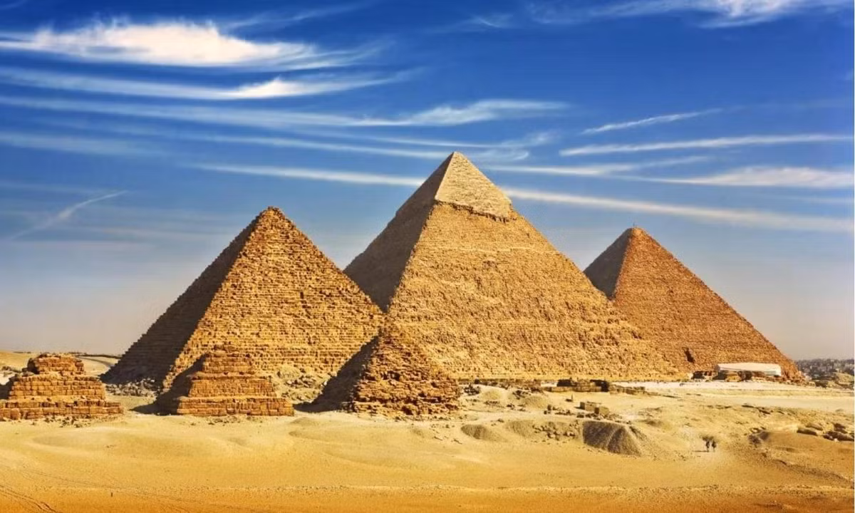 2. Đại Kim tự tháp Ai Cập: người Ai Cập cổ đại đã làm cách nào để có thể xây dựng nên quần thể đại Kim tự tháp vẫn còn là một câu hỏi chưa có lời trả lời mang tính thuyết phục. (Nguồn: Báo Lao Động)