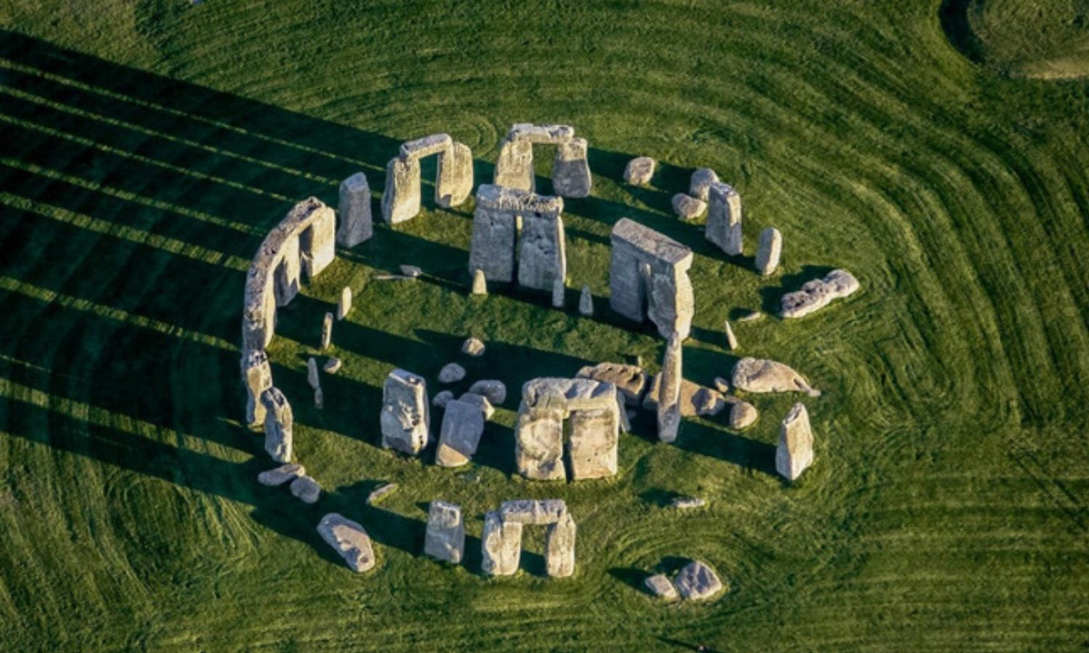 Trong khi những giả thuyết khác cho rằng những khối đá xanh dùng làm nền móng cho Stonehenge có từ đầu năm 3.000 TCN. (Nguồn: VTV.vn)