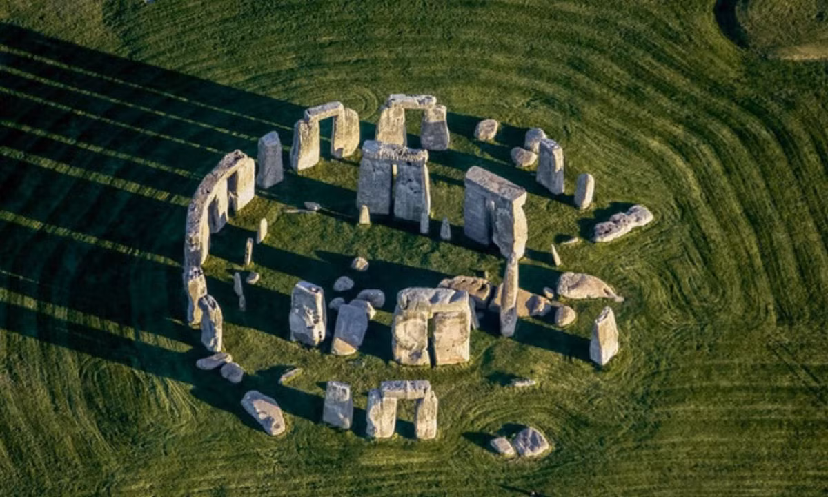 Trong khi những giả thuyết khác cho rằng những khối đá xanh dùng làm nền móng cho Stonehenge có từ đầu năm 3.000 TCN. (Nguồn: VTV.vn)
