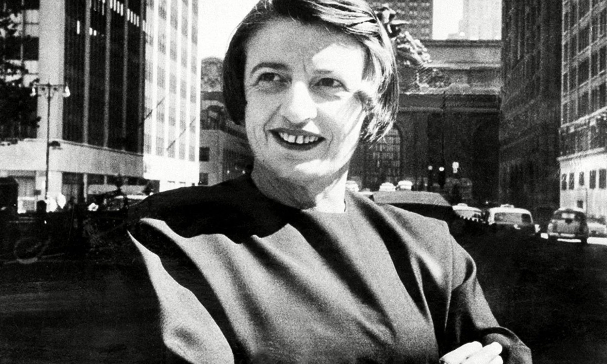 10. Ayn Rand: là một tiểu thuyết gia người Mỹ gốc Nga, nhà triết học, nhà viết kịch bản phim. Bà trở nên nổi tiếng với cuốn tiểu thuyết The Fountainhead vào năm 1943 và một lần nữa bà trở nên bất tử với cuốn tiểu thuyết triết học Atlas Shrugged vào năm 1957. (Nguồn: Britannica)