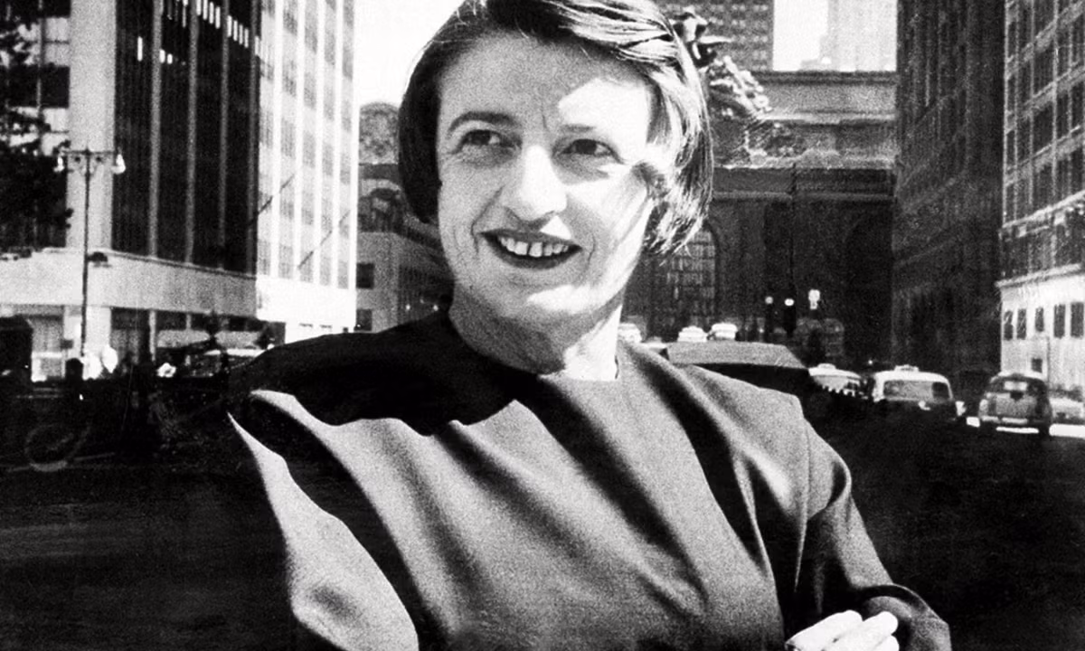 10. Ayn Rand: là một tiểu thuyết gia người Mỹ gốc Nga, nhà triết học, nhà viết kịch bản phim. Bà trở nên nổi tiếng với cuốn tiểu thuyết The Fountainhead vào năm 1943 và một lần nữa bà trở nên bất tử với cuốn tiểu thuyết triết học Atlas Shrugged vào năm 1957. (Nguồn: Britannica)