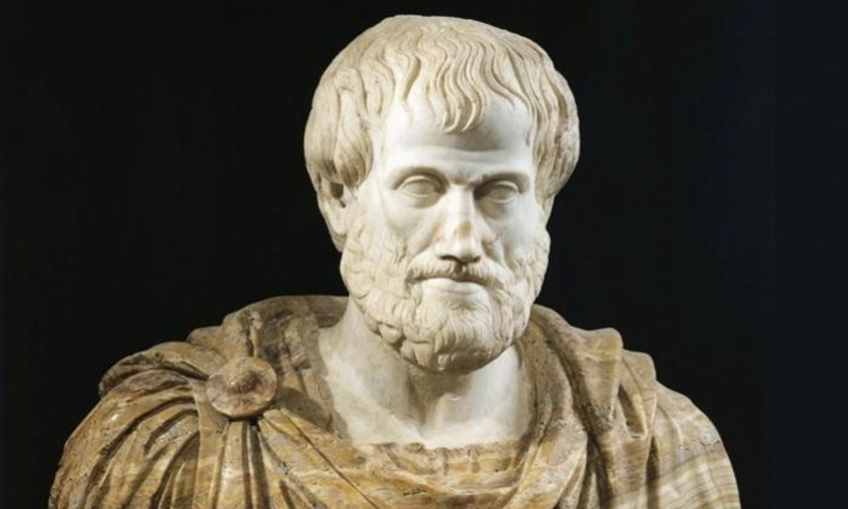 2. Aristotle: là một triết gia Hy Lạp, học trò của Plato và là thầy của Alexander Đại đế. Ông chính là người đặt nền móng cho triết học của phương Tây, phát triển từ các kiến thức của Plato và Socrates. (Nguồn: VietnamFinance)