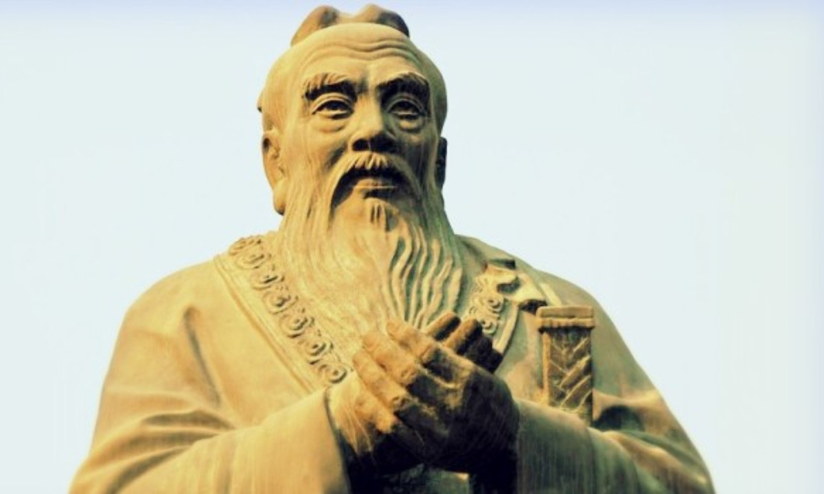 1. Khổng Tử: ông là một nhà tư tưởng Trung Quốc và là nhà triết học xã hội mà giáo lý của ông đã ảnh hưởng đến cuộc sống Trung Quốc, Hàn Quốc, Nhật Bản, Việt Nam và vượt xa đến cả châu u và phần còn lại của thế giới. Những giáo lý của ông đã phát triển thành một hệ thống triết học được gọi là Khổng giáo. (Nguồn: Nghiên cứu Quốc tế)