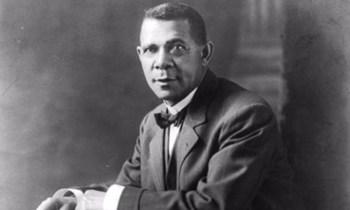 8. Booker T. Washington: là một nhà lãnh đạo, nhà giáo dục, nhà hùng biện và tác giả chính trị rất nổi tiếng của Mỹ. Ông là nhân vật nổi bật trong cộng đồng người Mỹ gốc Phi từ năm 1890 đến năm 1915 tại Hoa Kỳ. Ông là người từ thế hệ cuối cùng của những nhà lãnh đạo da đen sinh ra trong chế độ nô lệ và đã đấu tranh vì quyền công dân của họ. (Nguồn: Teaching American History)