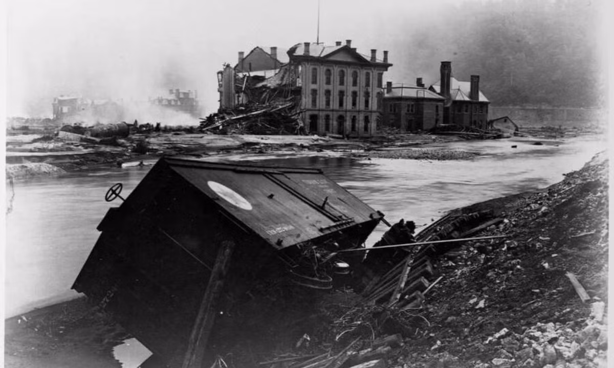 Vụ vỡ đập khiến 16 triệu tấn nước nhanh chóng biến thành một dòng bùn và các mảnh vỡ cao 12m, rộng hơn 800m. Khi nước rút, hơn 2.200 người thiệt mạng và rất nhiều người bị thương, mất nhà cửa. 