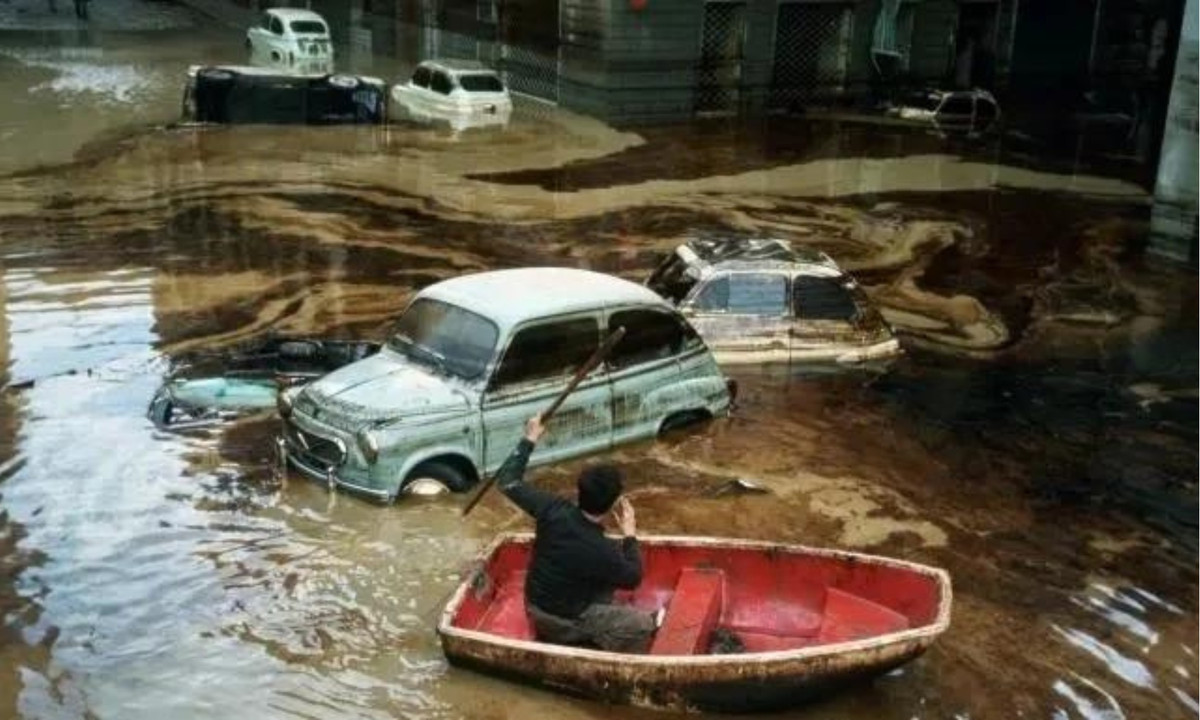 6. Trận lụt năm 1966 giáng đòn kinh hoàng vào kho tàng văn hóa Italy: trận đại hồng thủy bắt đầu vào ngày 4/11 sau một khoảng thời gian mưa khiến sông Arnotran tràn nước, đẩy 18 tỷ gallon bùn tràn qua các con phố ở Florence. Hàng nghìn ngôi nhà và cơ sở kinh doanh đã bị phá hủy. (Nguồn: Getty)