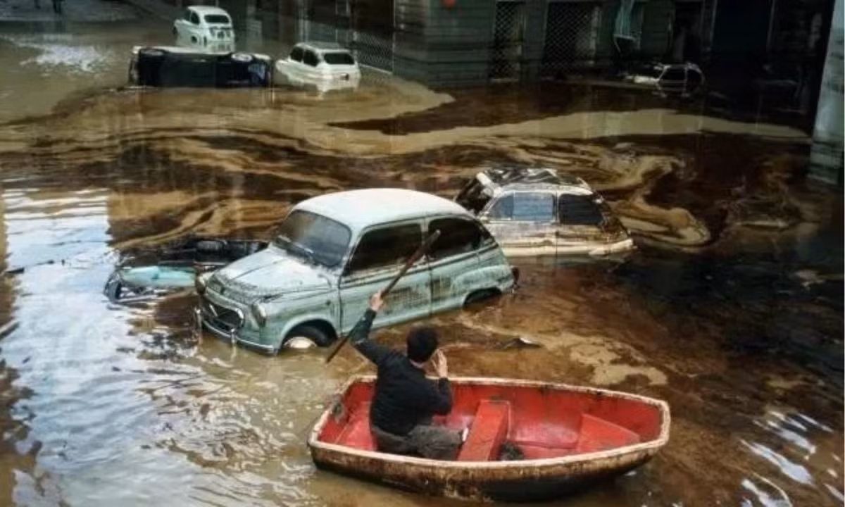 6. Trận lụt năm 1966 giáng đòn kinh hoàng vào kho tàng văn hóa Italy: trận đại hồng thủy bắt đầu vào ngày 4/11 sau một khoảng thời gian mưa khiến sông Arnotran tràn nước, đẩy 18 tỷ gallon bùn tràn qua các con phố ở Florence. Hàng nghìn ngôi nhà và cơ sở kinh doanh đã bị phá hủy. (Nguồn: Getty)