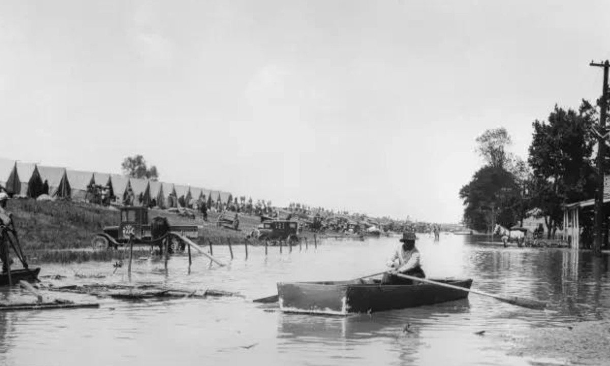 5. Trận đại hồng thủy từ con sông biểu tượng của Mỹ: trận lụt đã làm ngập khoảng 6,4 triệu ha khắp 7 bang từ Cairo, Illinois đến New Orleans. Thiệt hại nặng nhất là ở Arkansas, Mississippi và Louisiana, nơi con sông tạo thành một vùng biển nông rộng hơn 120km và buộc hàng ngàn người phải sơ tán bằng thuyền. (Nguồn: Getty)