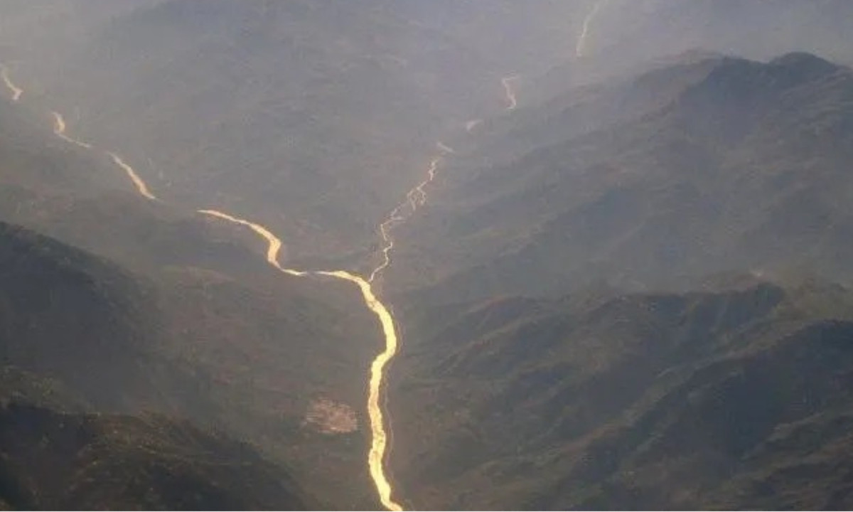 4. Trận lụt làm rung chuyển Thung lũng sông Indus năm 1841: khi con đập tự nhiên bị vỡ vào tháng 6 năm đó, hồ nước ồ ạt chảy ra với vận tốc 540.000 m3/giây, tạo ra đợt lũ khổng lồ cao gần 30m. Toàn bộ các ngôi làng bị xóa sổ khỏi bản đồ và toàn bộ đạo quân Sikh gồm 500 người đã bị tiêu diệt gần thành phố Attock. (Nguồn: Tinmoi) 