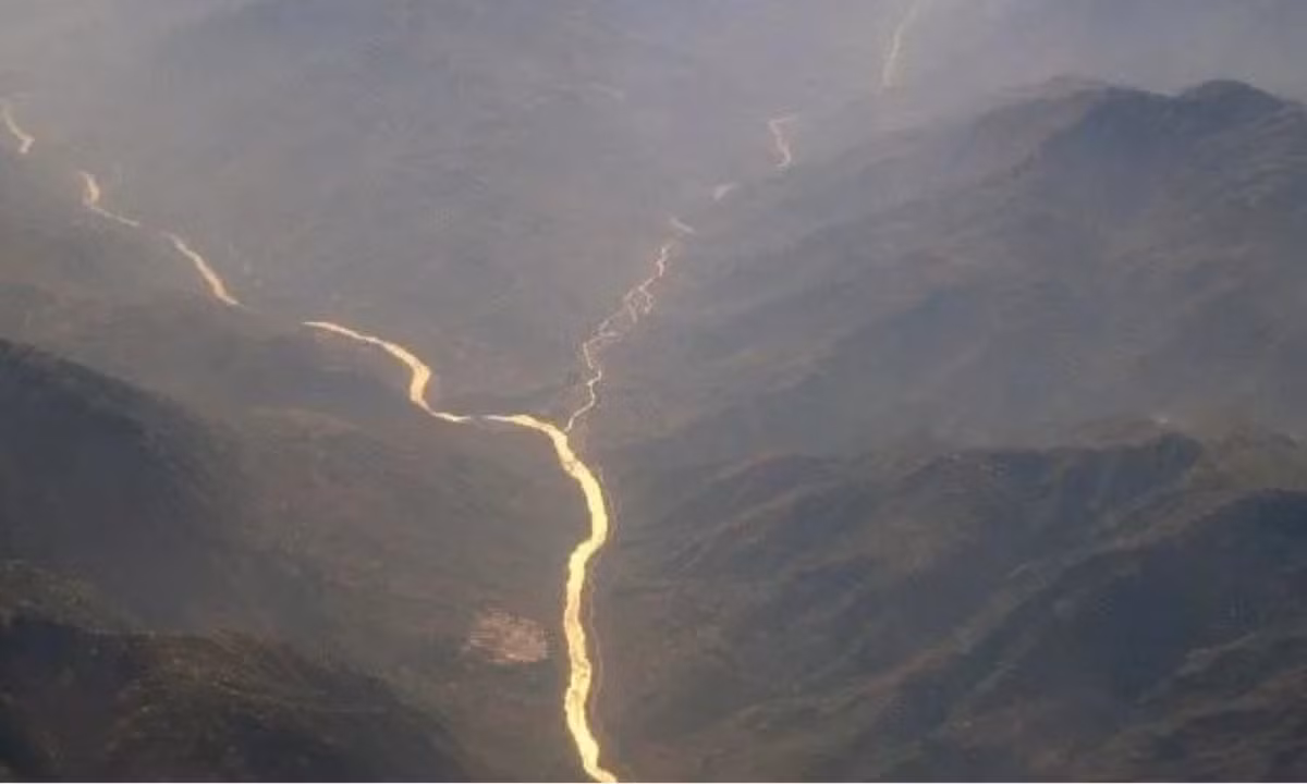 4. Trận lụt làm rung chuyển Thung lũng sông Indus năm 1841: khi con đập tự nhiên bị vỡ vào tháng 6 năm đó, hồ nước ồ ạt chảy ra với vận tốc 540.000 m3/giây, tạo ra đợt lũ khổng lồ cao gần 30m. Toàn bộ các ngôi làng bị xóa sổ khỏi bản đồ và toàn bộ đạo quân Sikh gồm 500 người đã bị tiêu diệt gần thành phố Attock. (Nguồn: Tinmoi) 