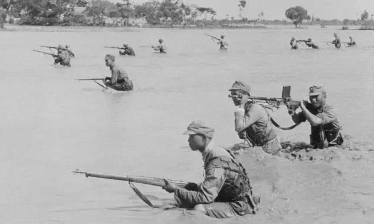 7. Đại hồng thủy do con người trực tiếp gây ra: trong Chiến tranh Trung - Nhật lần thứ 2 (6/1938), quân đội Quốc dân đảng Trung Quốc đã cố tình phá hủy một số con đê trên sông Hoàng Hà để ngăn cản quân Nhật. Khoảng 4 triệu người phải rời bỏ nhà cửa, 800.000 người thiệt mạng vì đuối nước, dịch bệnh và nạn đói sau khi trận đại hồng thủy không được kiểm soát. (Nguồn: Getty)