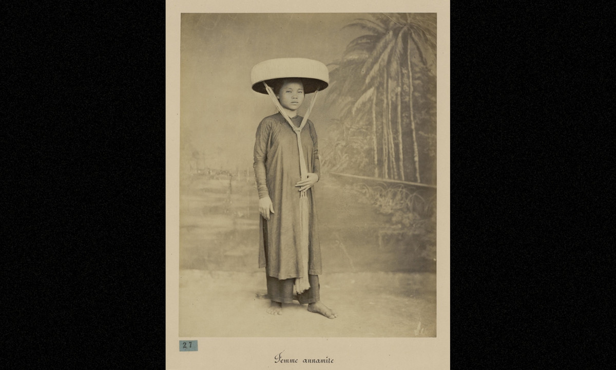 Ảnh một phụ nữ An Nam với chiếc áo dài tay chẽn, chân đi đất, đầu đội nón cụ. (Nguồn: Émile Gsell)