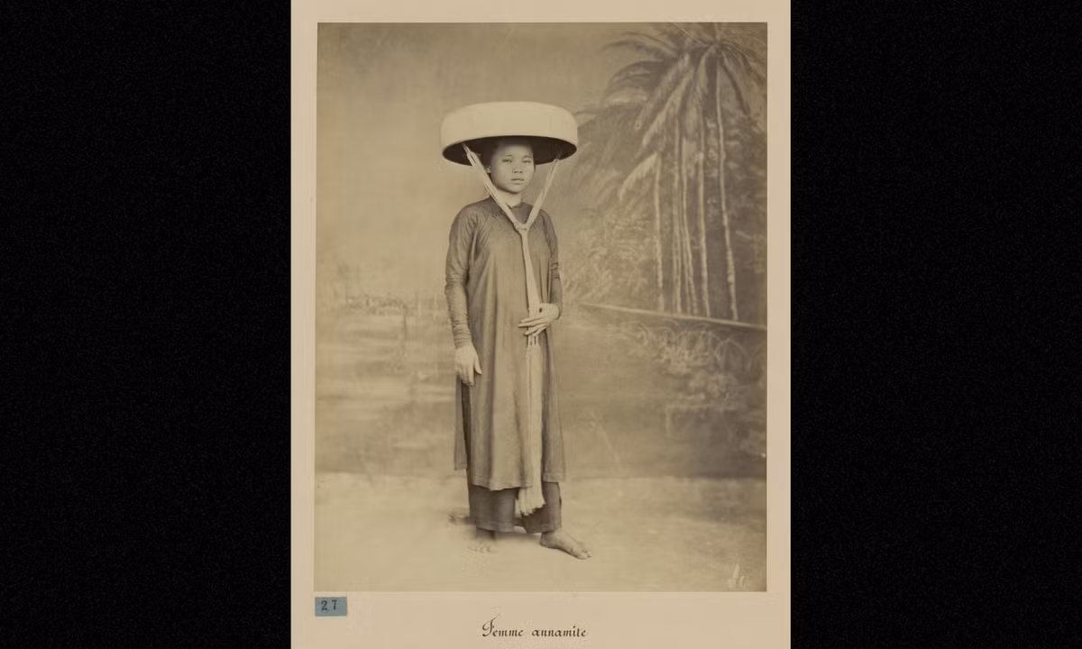 Ảnh một phụ nữ An Nam với chiếc áo dài tay chẽn, chân đi đất, đầu đội nón cụ. (Nguồn: Émile Gsell)