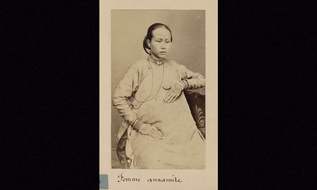 Ảnh một người phụ nữ tương đối khá giả ở Nam Kỳ. (Nguồn: Émile Gsell)