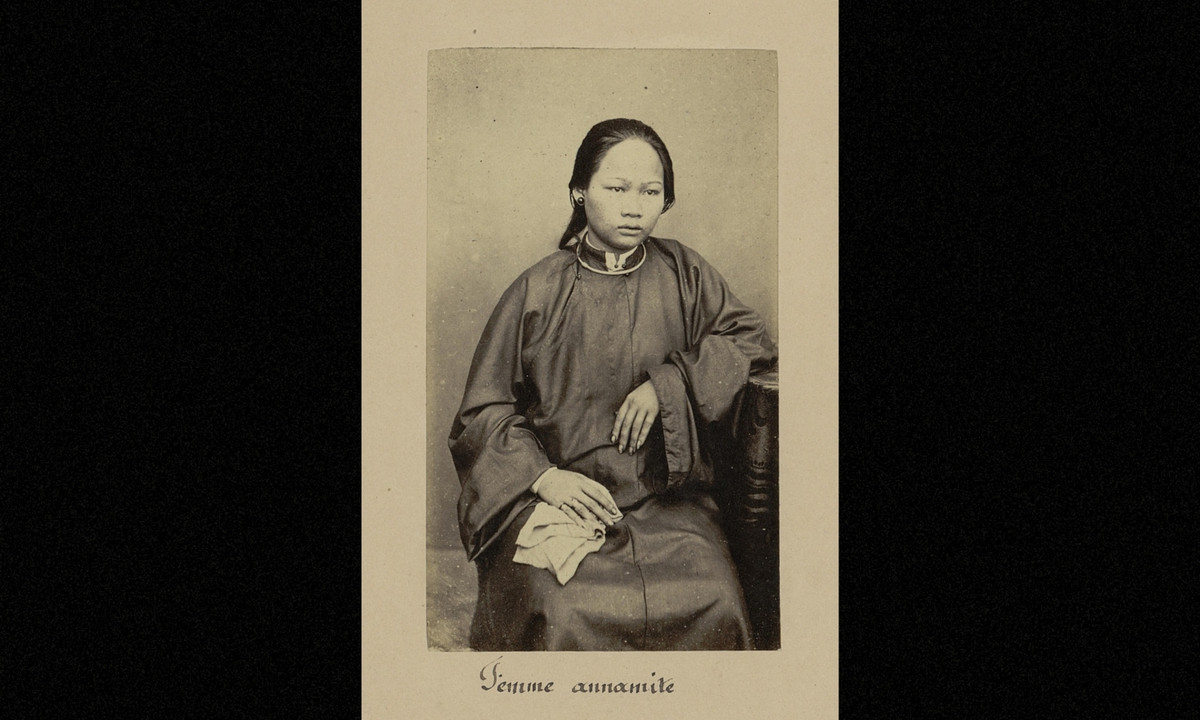 Ảnh tiểu thư con một nhà giàu với trang phục lụa là bóng bẩy, cổ đeo kiềng bạc. (Nguồn: Émile Gsell) 