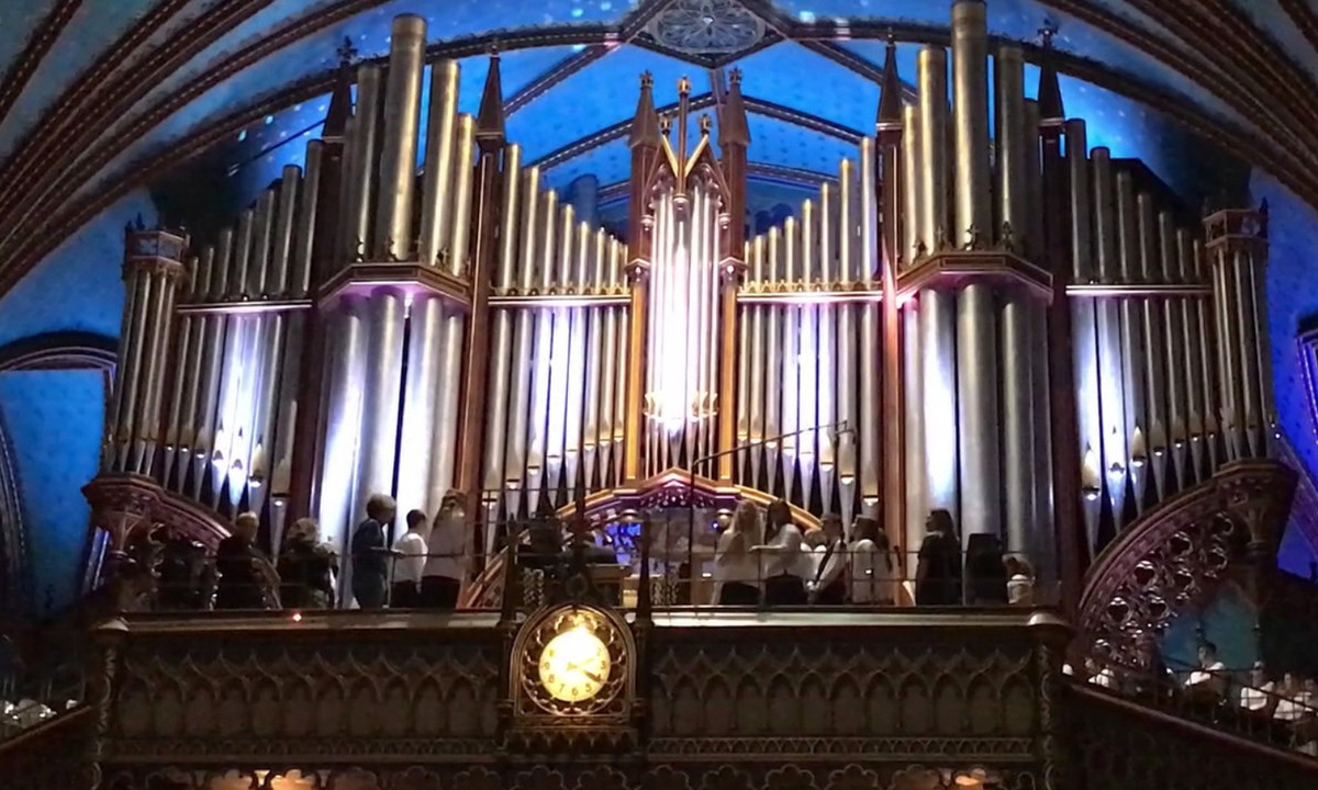 Nhà thờ Đức Bà Paris hiện còn giữ rất nhiều hiện vật lịch sử, nổi tiếng nhất là chiếc đàn ống thế kỷ 17 hay những bức tranh, bản thảo thiết kế... thể hiện những bí mật lâu đời của nhà thờ cũng như của thành phố Paris. (Nguồn: VietnamPlus)