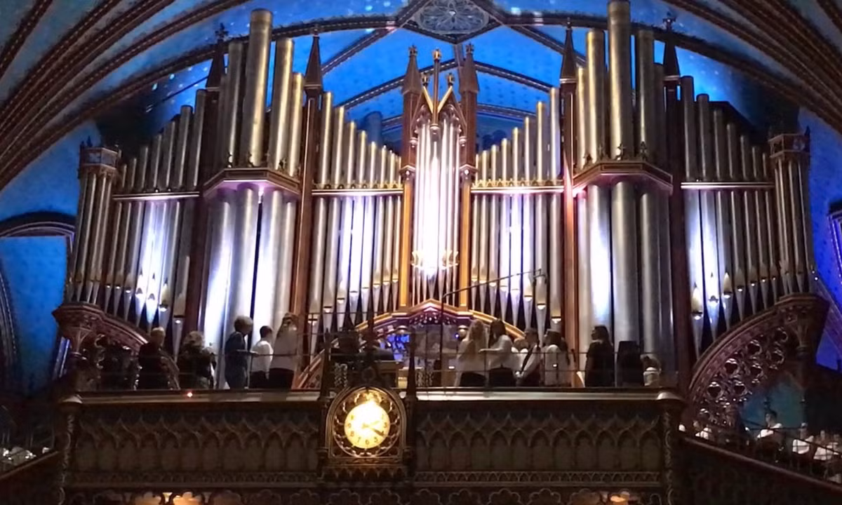 Nhà thờ Đức Bà Paris hiện còn giữ rất nhiều hiện vật lịch sử, nổi tiếng nhất là chiếc đàn ống thế kỷ 17 hay những bức tranh, bản thảo thiết kế... thể hiện những bí mật lâu đời của nhà thờ cũng như của thành phố Paris. (Nguồn: VietnamPlus)