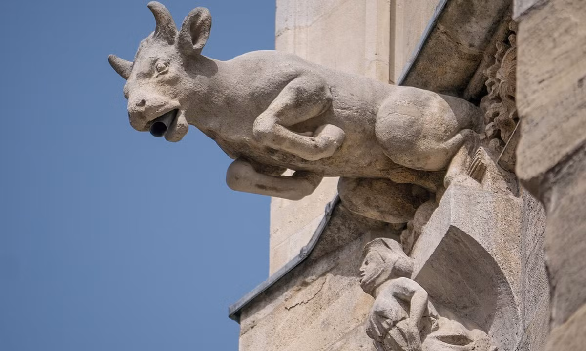 Ví dụ như những bức tượng nhỏ hình đầu thú trên mái nhà thờ, ngoài việc xua đuổi ma quỷ và nhắc nhở kẻ tội lỗi là địa ngục đang chờ họ thì chúng còn có tác dụng làm máng hứng nước mưa giúp cho nền móng công trình được khô ráo. (Nguồn: wikimedia.org)