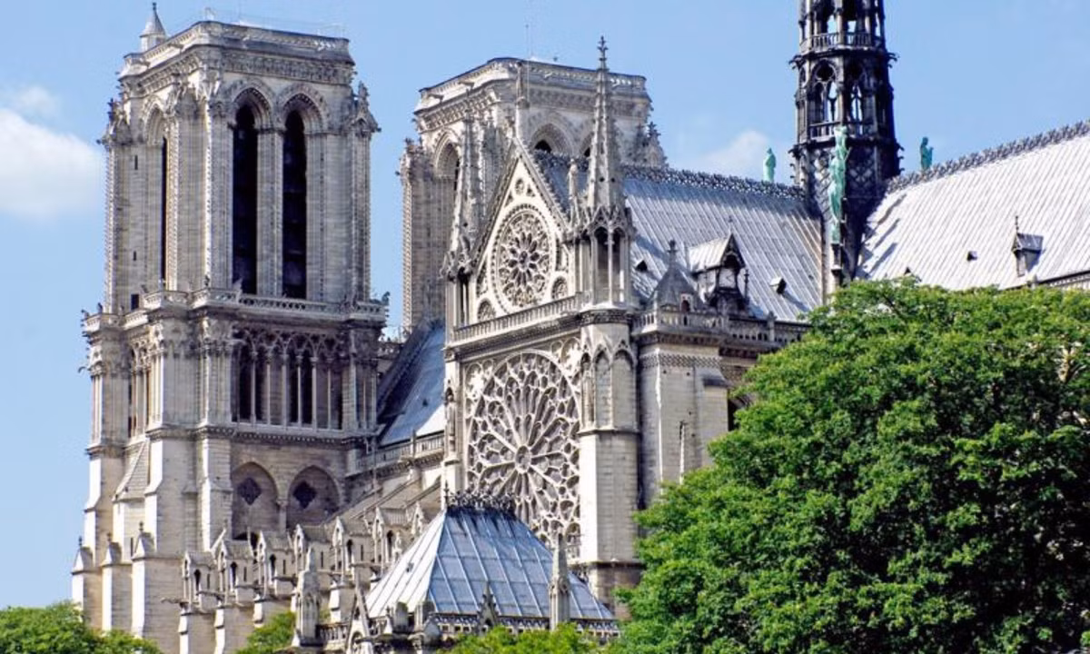  Nhà thờ Đức Bà tọa lạc tại đảo nhỏ Ile de la Cite giữa sông Seine của Paris. (Nguồn: vneconomy.vn)