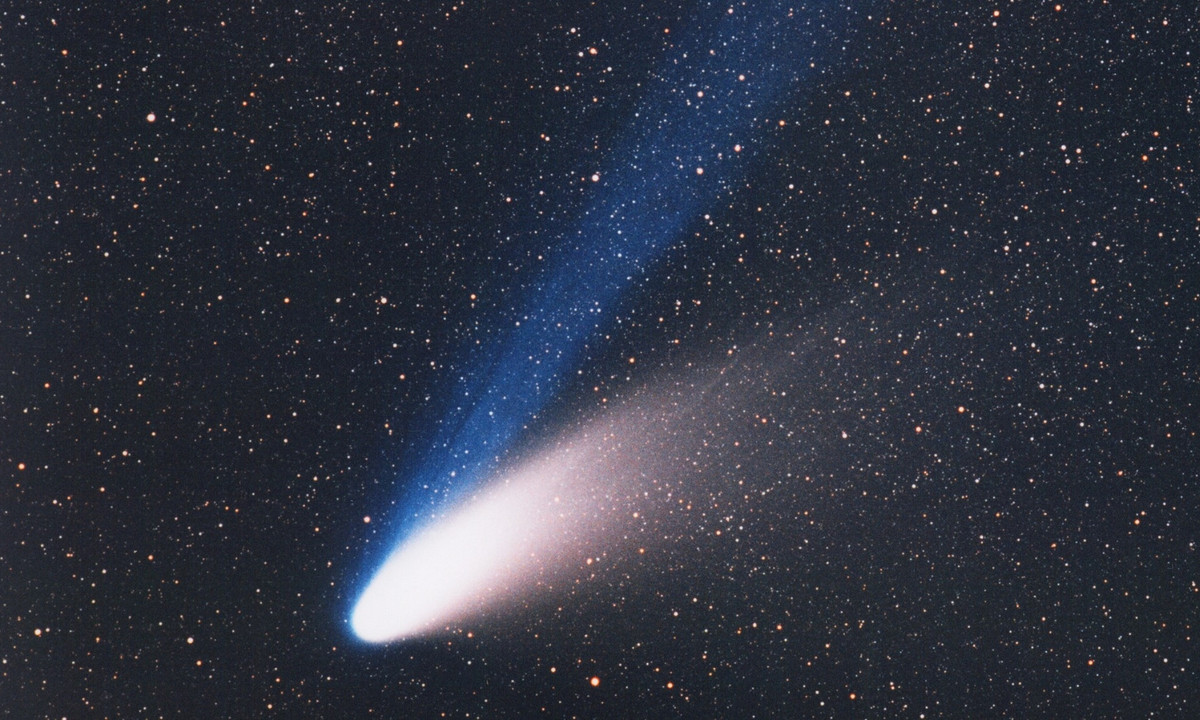 8. Sao chổi Hale-Bopp: là một trong những ngôi sao chổi sáng nhất trong không gian (sáng hơn sao chổi Halley 1.000 lần). Theo các nhà thiên văn học, sao chổi này có thể quan sát bằng mắt thường từ Trái Đất và nó có chu kỳ xuất hiện khoảng 2.392 năm. (Nguồn: Space.com)