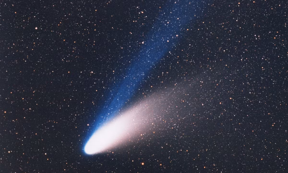 8. Sao chổi Hale-Bopp: là một trong những ngôi sao chổi sáng nhất trong không gian (sáng hơn sao chổi Halley 1.000 lần). Theo các nhà thiên văn học, sao chổi này có thể quan sát bằng mắt thường từ Trái Đất và nó có chu kỳ xuất hiện khoảng 2.392 năm. (Nguồn: Space.com)