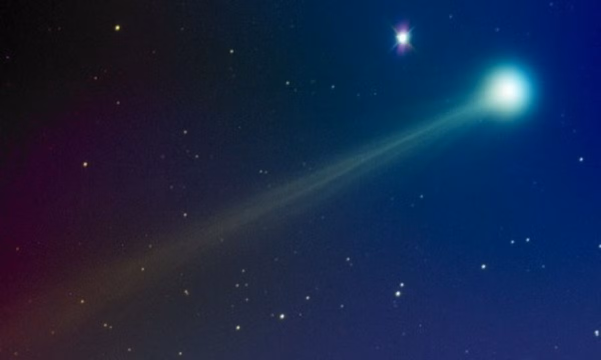 6. Sao chổi ISON: là một sao chổi có quỹ đạo rất gần Mặt Trời do hai nhà thiên văn học người Nga - Vitali Nevski và Artyom Novichonok phát hiện vào ngày 21/9/2012. Tuy nhiên, đến ngày 28/11/2013, nó đã bị tan rã hoàn toàn. (Nguồn: Vietnamnet)