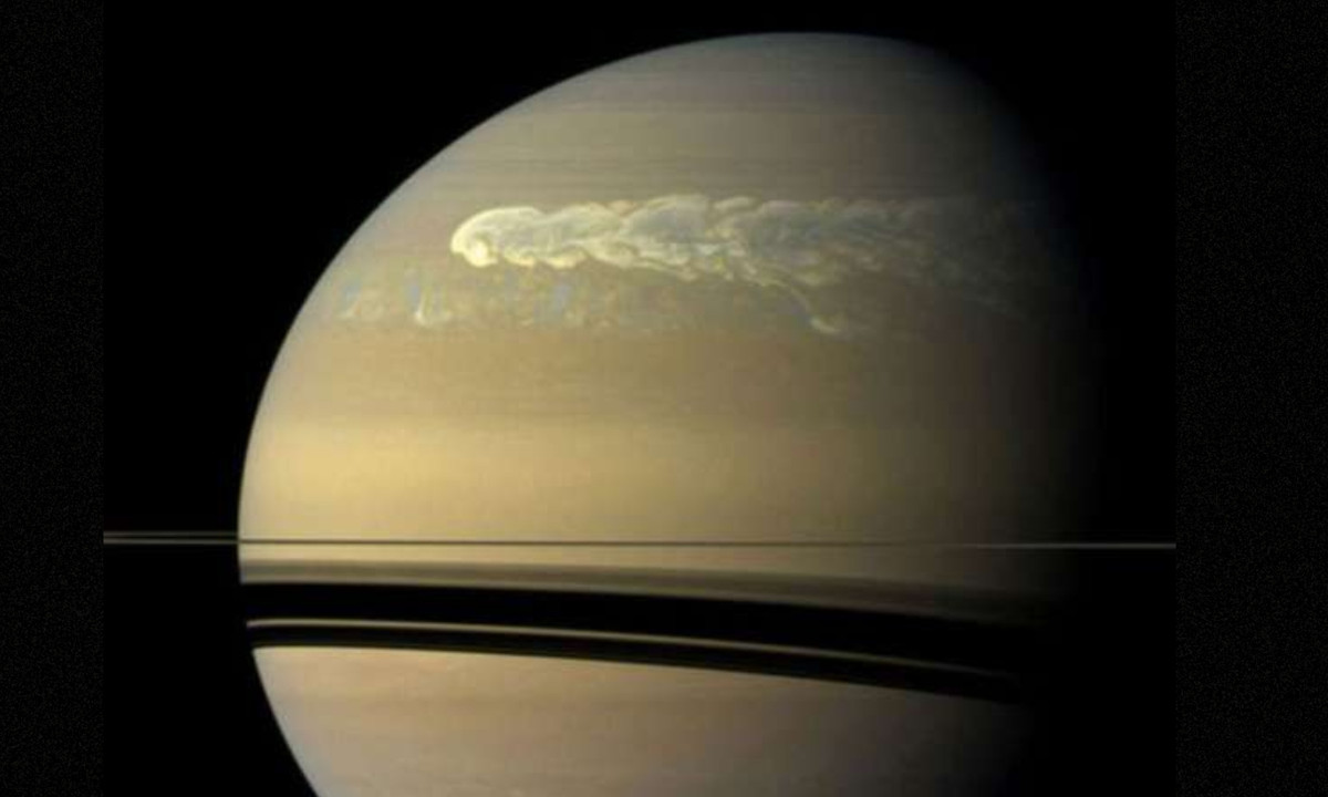 4. Siêu bão sấm sét trắng: có chu kỳ khoảng 30 năm một lần và được hình thành ở bán cầu Bắc của sao Thổ. Các nhà thiên văn học ước tính, mỗi giây, có đến 10 tia sét dài khoảng 16.000km xuất hiện trong bầu khí quyển của sao Thổ và hình thành nên một siêu bão cực lớn. (Nguồn: Toploigiai)