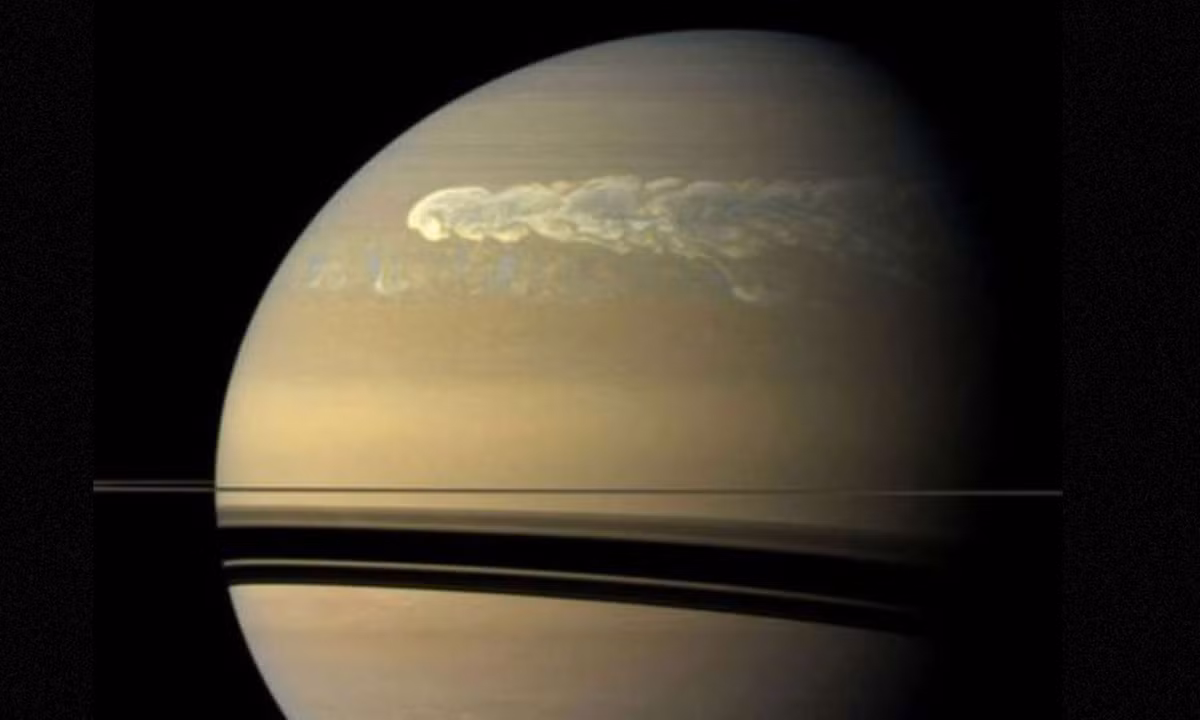 4. Siêu bão sấm sét trắng: có chu kỳ khoảng 30 năm một lần và được hình thành ở bán cầu Bắc của sao Thổ. Các nhà thiên văn học ước tính, mỗi giây, có đến 10 tia sét dài khoảng 16.000km xuất hiện trong bầu khí quyển của sao Thổ và hình thành nên một siêu bão cực lớn. (Nguồn: Toploigiai)