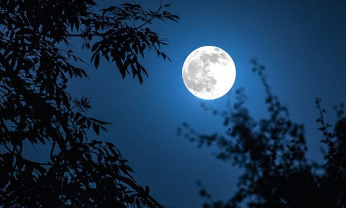 2. Trăng xanh – hiện tượng trăng tròn không khớp với một tháng dương lịch: cụ thể, trong một năm dương lịch có 12 lần trăng tròn. (Nguồn: Quantrimang.com) 