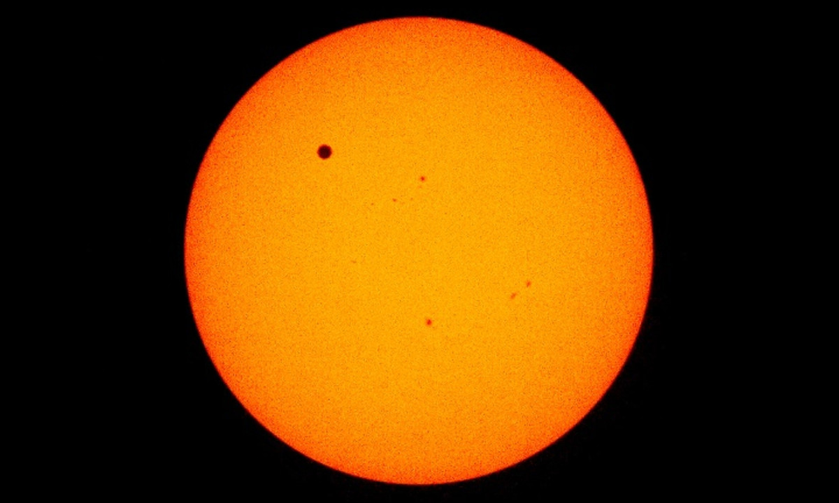 3. Transit of Venus – hiện tượng sao Kim di chuyển qua đĩa Mặt trời: trong khoảng thời gian này, con người ở Trái Đất sẽ nhìn thấy một chấm đen ở trong đĩa Mặt Trời. Theo các nhà khoa học, sự kiện này thường xảy ra theo chu kỳ 8 năm/1 lần và vị trí của sao Kim trên đĩa Mặt Trời liên tục bị thay đổi. (Nguồn: Explaining Science) 