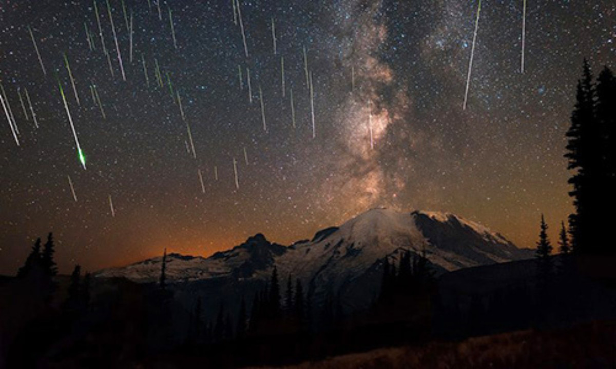 9. Bão sao băng Leonid: xuất hiện khi Trái Đất bay qua quỹ đạo của sao chổi Tempel-Tuttle. Sự kiện thiên văn tuyệt đẹp này được phát hiện vào năm 1833 và kéo dài hơn 15 phút. Trong thời gian diễn ra sự kiện này, mọi người trên Trái Đất có thể nhìn thấy khoảng 1.000 ngôi sao băng/giờ xuất hiện trên bầu trời.