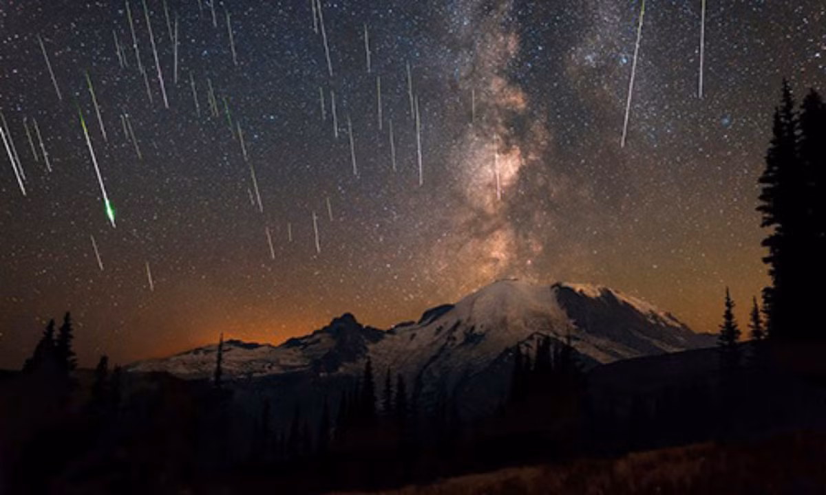 9. Bão sao băng Leonid: xuất hiện khi Trái Đất bay qua quỹ đạo của sao chổi Tempel-Tuttle. Sự kiện thiên văn tuyệt đẹp này được phát hiện vào năm 1833 và kéo dài hơn 15 phút. Trong thời gian diễn ra sự kiện này, mọi người trên Trái Đất có thể nhìn thấy khoảng 1.000 ngôi sao băng/giờ xuất hiện trên bầu trời.