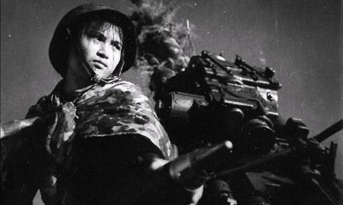 Sự kiên cường toát lên trong ánh mắt của người nữ chiến sĩ trong bức ảnh. Thời đó, những cô gái xung phong ra chiến trường với khát khao bảo vệ cuộc sống hòa bình của quê hương, thành quả mà ngày nay mỗi chúng ta đang được thừa hưởng.