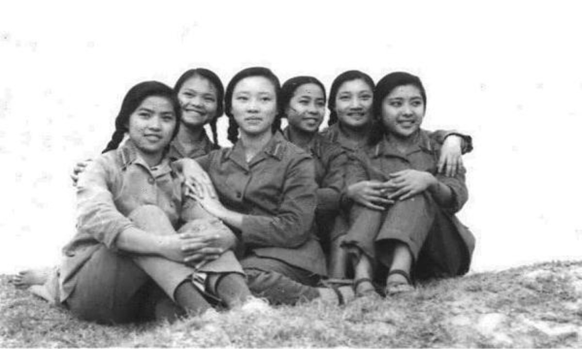 Bức hình toát lên vẻ đẹp mộc mạc và hồn nhiên của những nữ chiến sĩ Việt Nam. Khi tuổi đời còn rất trẻ, họ đã cống hiến thật nhiều cho đất nước…